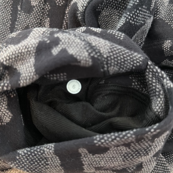 Like new Lululemon Scuba High-Rise Jogger Camo - Picture 8 of 8